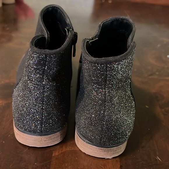 Girls Cat and Jack black boots - Picture 3 of 4